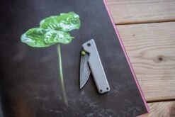 The James Brand Chapter, Couteau De Poche Titanium + Damascus -Victorinox Boutique JAKCHP1301 10 the james brand jakchp1301 09