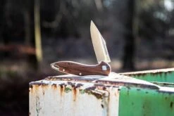 MKM Fara MY01-S Santos Couteau De Poche, Lucas Burnley Design 19 MKM Fara MY01-S Santos Couteau De Poche, Lucas Burnley Design -Victorinox Boutique MMK MY01 S 20 sfeerfoto