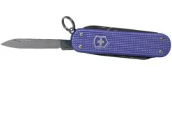 Victorinox Classic SD Alox Colours, Electric Lavender 0.6221.223G Couteau Suisse -Victorinox Boutique VT0 6221 223G 03 victorinox