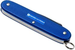 Victorinox Pioneer Alox Blue 0.8201.22R4.KTE1 Knivesandtools Edition, Couteau Suisse -Victorinox Boutique VT0 8201 22R4 KTE1 04 victorinox