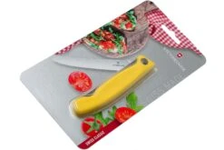 Victorinox SwissClassic Couteau à Légumes Pliant Dentelé Jaune, 6.7836.F8B 15 Victorinox SwissClassic Couteau à Légumes Pliant Dentelé Jaune, 6.7836.F8B -Victorinox Boutique VT6 7836 F8B 07 victorinox